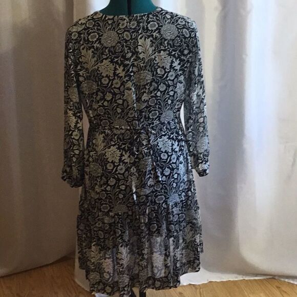 Tunic style dress with long sleeves, tie back, by ROSE & OLIVE in size medium - Picture 9 of 14